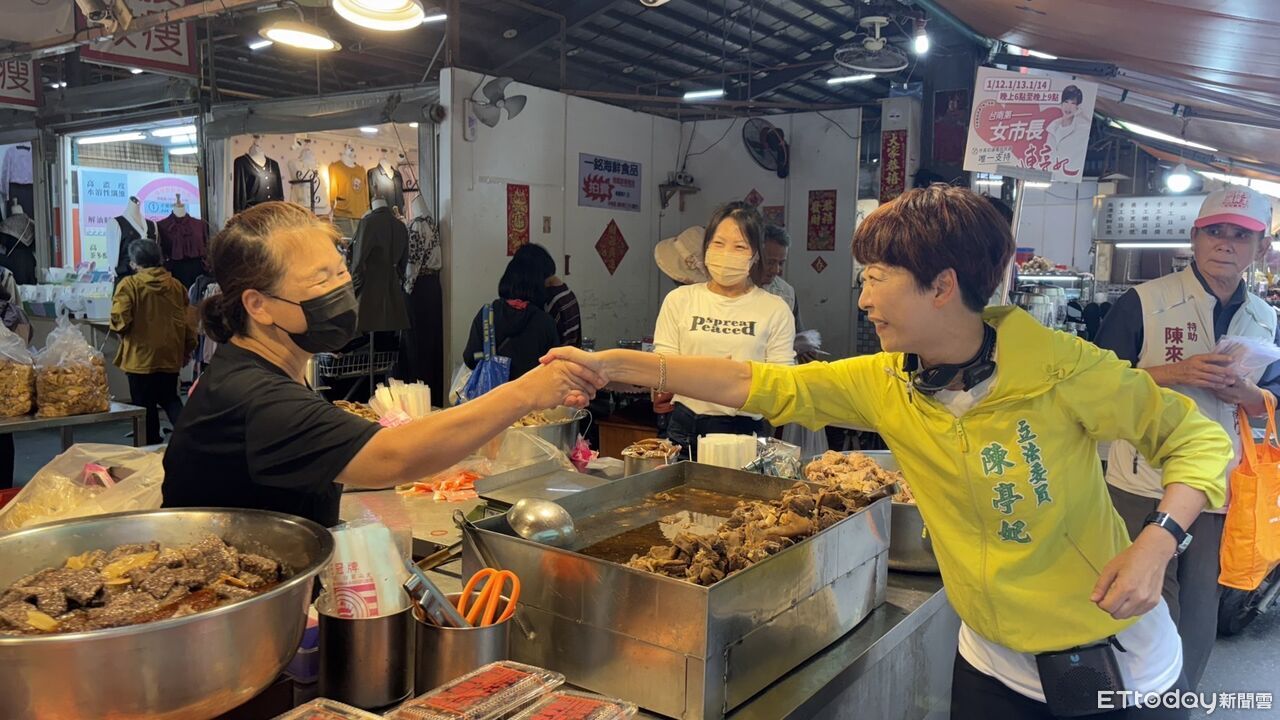 陳亭妃登記市長初選後首行動 走進市場呼籲女力站出來