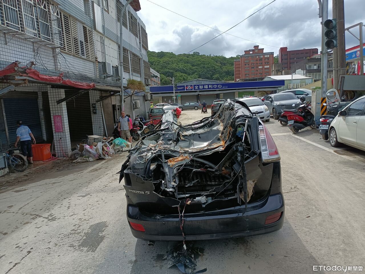 被AAV7兩棲車輾成廢鐵!2車主心痛傻眼 體恤救災未報案求償