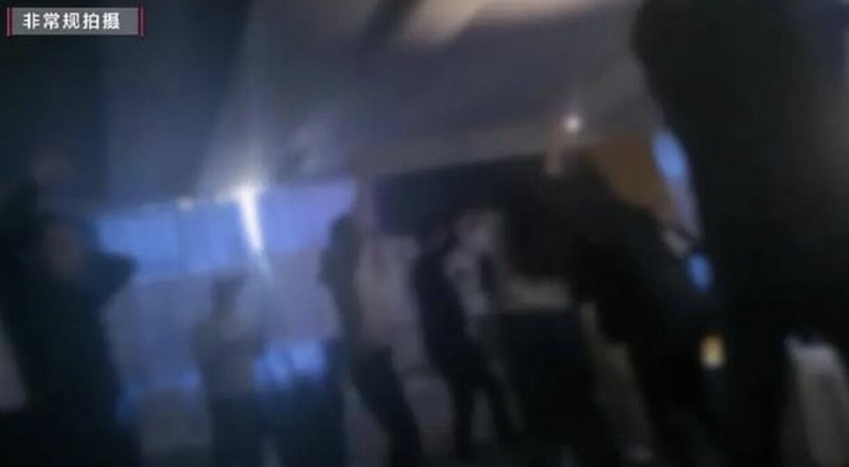 ▲貴陽一祕密培訓課程宛如大型催眠現場。（圖／翻攝大風新聞）