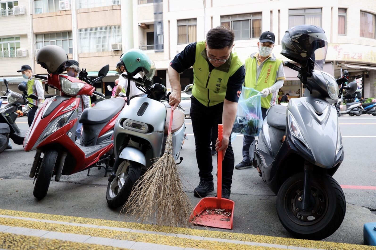 ▲▼ 高雄,賴瑞隆,颱風,志工,環境,市長,初選,三民區。（圖／翻攝自賴瑞隆臉書）