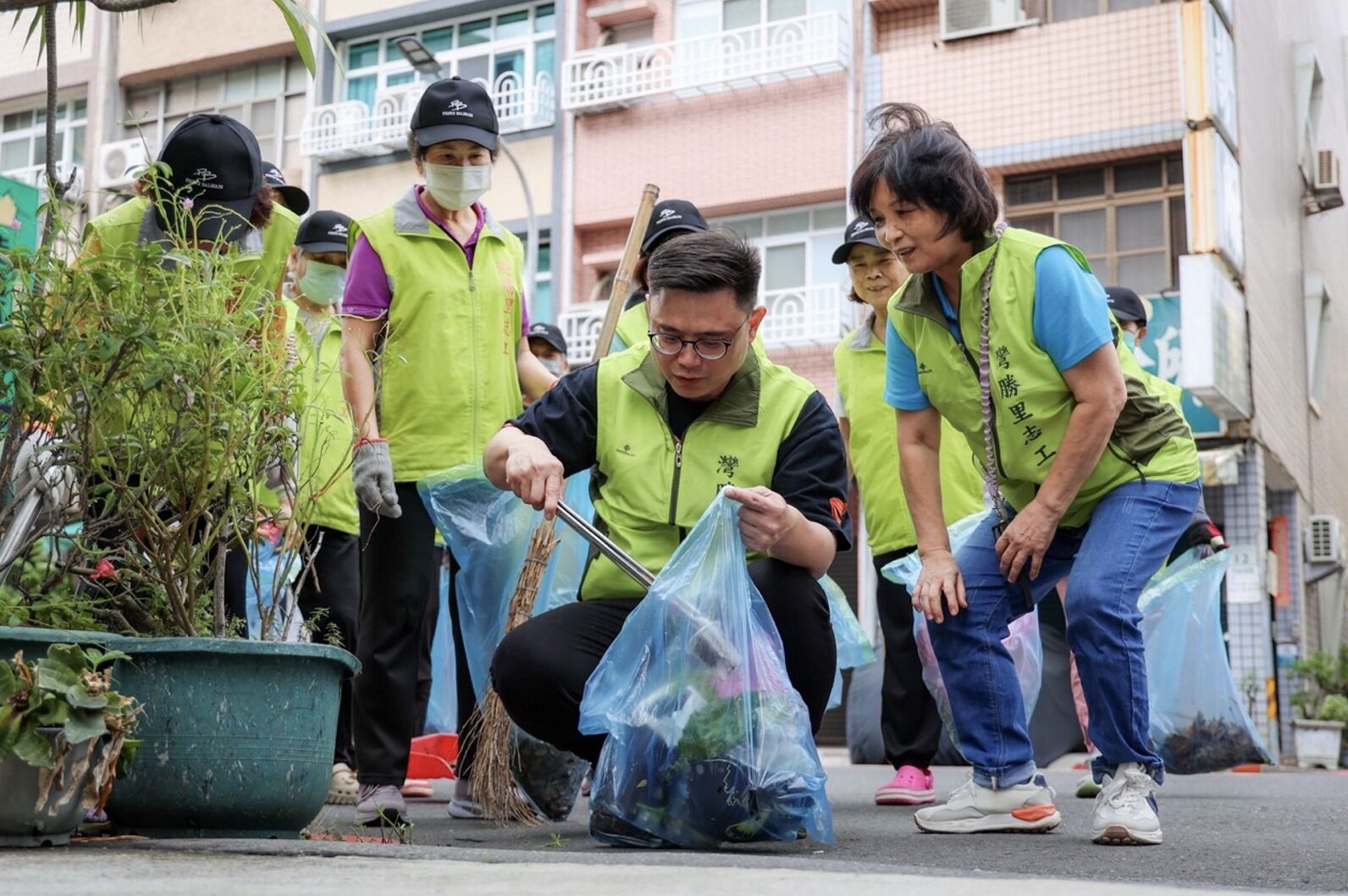 ▲▼ 高雄,賴瑞隆,颱風,志工,環境,市長,初選,三民區。（圖／翻攝自賴瑞隆臉書）