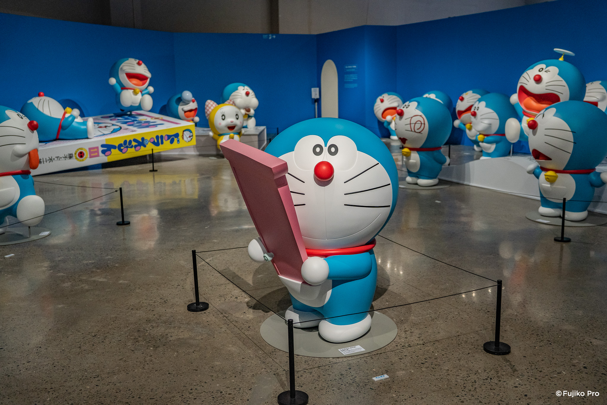 ▲▼《100%哆啦A夢&FRIENDS》特展巡迴至高雄，有手捧珍奶造型，還有（圖／聯合數位文創提供）