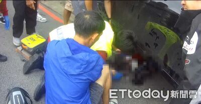 生日變忌日…23歲騎士困賓士車底！獲救時「已全身發黑」送醫不治