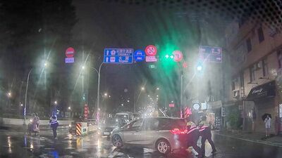 轎車遇鳳凰大雨陸橋上罷工！下班尖峰後方紫爆　桃警排除障礙