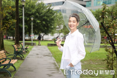 白髮、皺紋也沒差！63歲賴佩霞：我喜歡我的年紀　睡前滑手機也能靜心