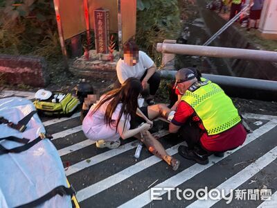 屏東騎士跌入2米深水溝！護理師路過伸援手　蹲地救人畫面曝