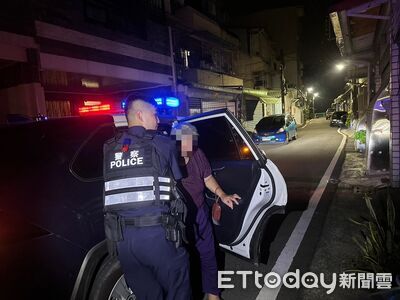 83歲阿嬤代步車沒電進退兩難　屏東警一路相伴暖回家