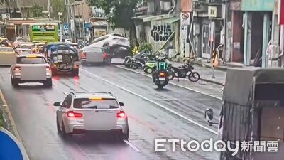 撞擊畫面曝！北市6車連環撞釀4傷　休旅車遭夾擊「翻滾」側躺