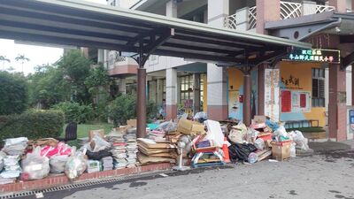 武淵國小淹成汪洋「泡爛慘況」曝　課本桌椅全毀報廢