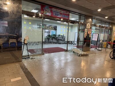 台中平等澄清醫院又出事！他控「病沒治好」怒拿鐵鎚砸門...畫面曝
