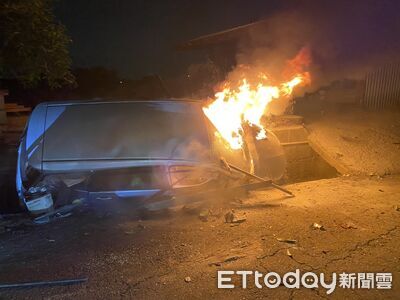 快訊／台南休旅車自撞「卡進排水溝」火燒車　駕駛送醫