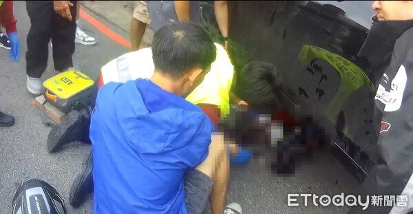 ▲23歲騎士與賓士發生碰撞受困車底，獲救時已全身發黑，送醫不治。（圖／記者沈繼昌翻攝）