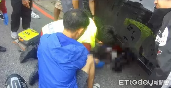▲23歲騎士與賓士發生碰撞受困車底，獲救時已全身發黑，送醫不治。（圖／記者沈繼昌翻攝）