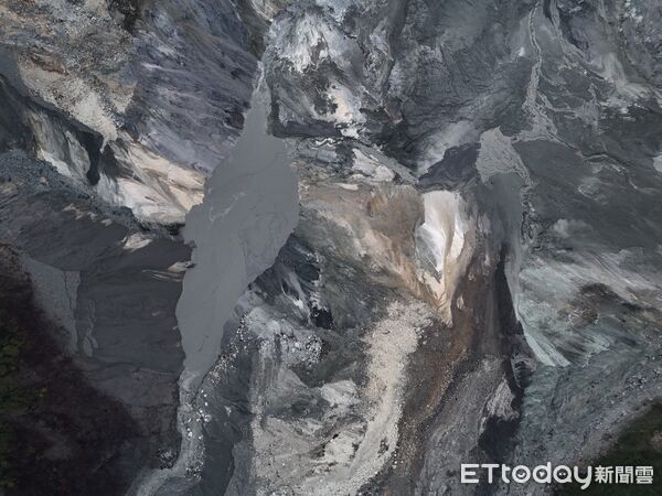 ▲▼馬太鞍溪堰塞湖溢流口下方約300公尺處新增一處堰塞湖。（圖／花蓮分署提供，下同）