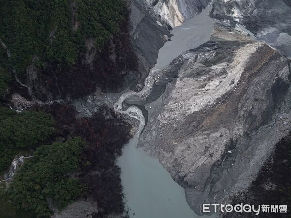 ▲▼馬太鞍溪堰塞湖溢流口下方約300公尺處新增一處堰塞湖。（圖／花蓮分署提供，下同）