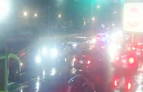 ▲桃園市林姓男子昨晚駕駛轎車行經桃園區桃鶯陸橋上時，突然拋錨導致後方車陣嚴重回堵。（圖／桃園警分局提供）