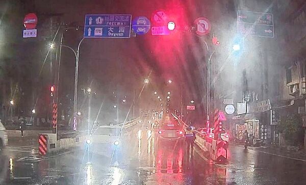 ▲桃園市林姓男子昨晚駕駛轎車行經桃園區桃鶯陸橋上突然拋錨，警方先淨空陸橋上車陣。（圖／桃園警分局提供）