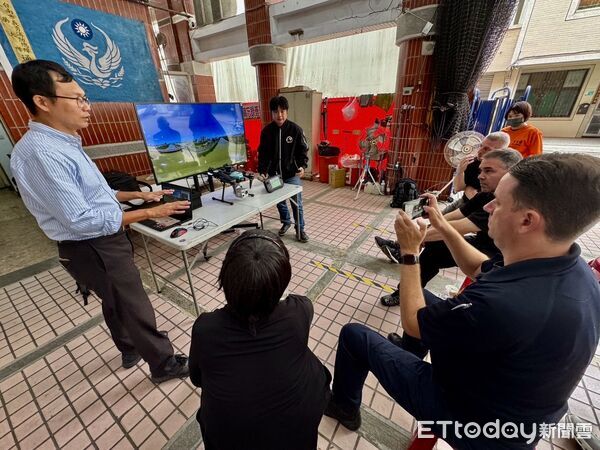 ▲美國消防無人機專家團隊參訪台南消防局義消通訊中隊無人機救災中心，觀摩標準化訓練與科技應用。（記者林東良翻攝，下同）