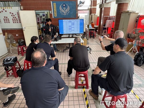 ▲美國消防無人機專家團隊參訪台南消防局義消通訊中隊無人機救災中心，觀摩標準化訓練與科技應用。（記者林東良翻攝，下同）