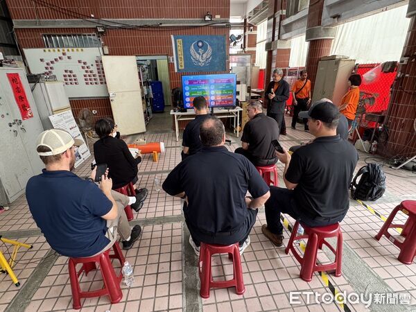 ▲美國消防無人機專家團隊參訪台南消防局義消通訊中隊無人機救災中心，觀摩標準化訓練與科技應用。（記者林東良翻攝，下同）