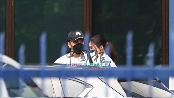 ▲▼黃明志女友也抵達警局。（圖／中國報提供）