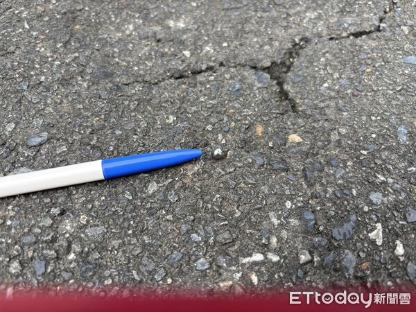 ▲▼高雄美濃傳槍響，自小客車車窗遭擊裂。（圖／記者賴文萱翻攝）