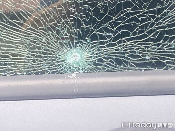 ▲▼高雄美濃傳槍響，自小客車車窗遭擊裂。（圖／記者賴文萱翻攝）
