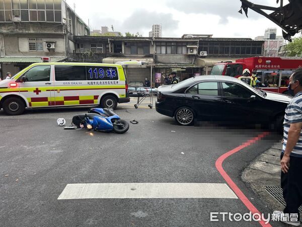 ▲桃園23歲騎士遭左轉賓士撞死，撞擊瞬間曝光。（圖／記者沈繼昌翻攝，下同）