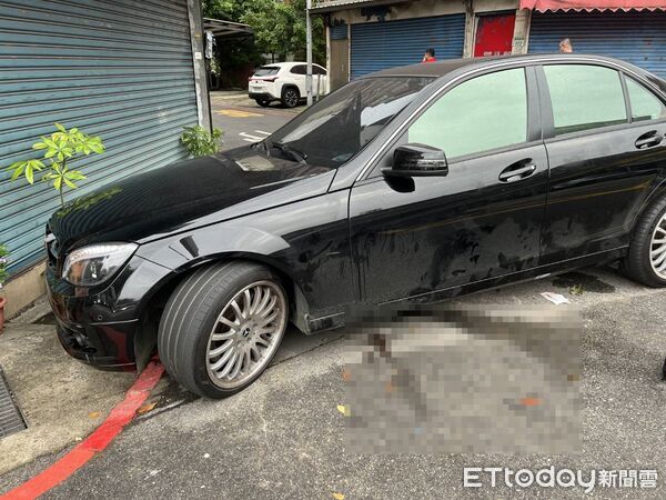 ▲桃園23歲騎士遭左轉賓士撞死，撞擊瞬間曝光。（圖／記者沈繼昌翻攝，下同）