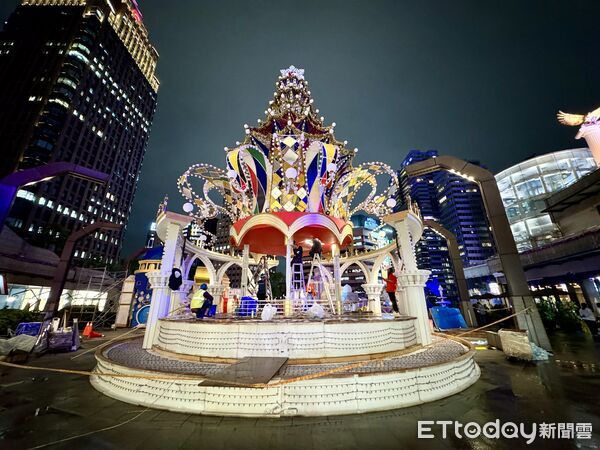 ▲「愛．Sharing」耶誕樹將於明（14日）晚間6點亮燈。（圖／記者彭懷玉攝）