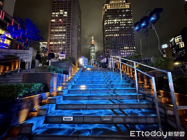 ▲「愛．Sharing」耶誕樹將於明（14日）晚間6點亮燈。（圖／記者彭懷玉攝）