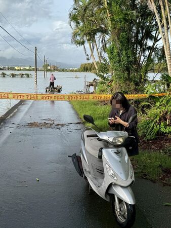 ▲▼宜蘭五結大淹水！羅東博愛醫院兒童病房護理師，在父親涉水扶竹筏幫忙下，冒險「騎車登竹筏」去上班，敬業感動眾人。（圖／張亮軒提供）