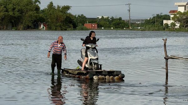 ▲▼宜蘭五結大淹水！羅東博愛醫院兒童病房護理師，在父親涉水扶竹筏幫忙下，冒險「騎車登竹筏」去上班，敬業感動眾人。（圖／張亮軒提供）
