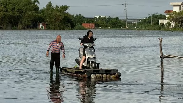 ▲▼宜蘭五結大淹水！羅東博愛醫院兒童病房護理師，在父親涉水扶竹筏幫忙下，冒險「騎車登竹筏」去上班，敬業感動眾人。（圖／張亮軒提供）