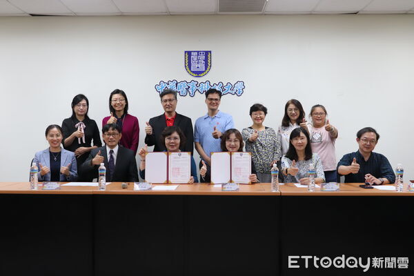 ▲中華醫大校長李碧娥（左）與育英醫專代理校長卓怡孜代表兩校簽署策略聯盟合作。（記者林東良翻攝，下同）