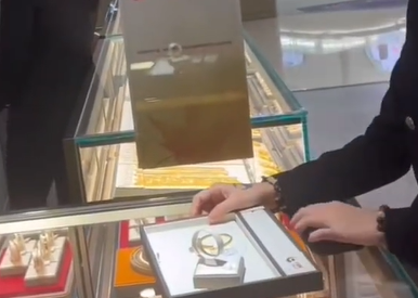 ▲陸童試戴的金手鐲。（圖／翻攝自微博）