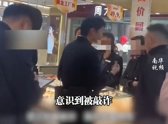 ▲警方到場處理。（圖／翻攝自微博）