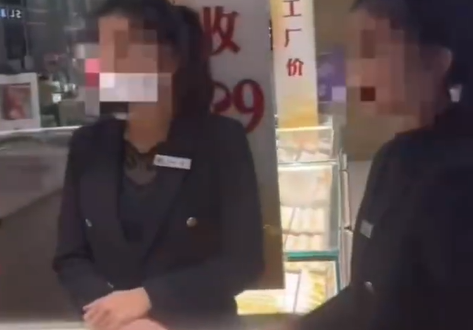 ▲店員要求女子賠償4000元。（圖／翻攝自微博）