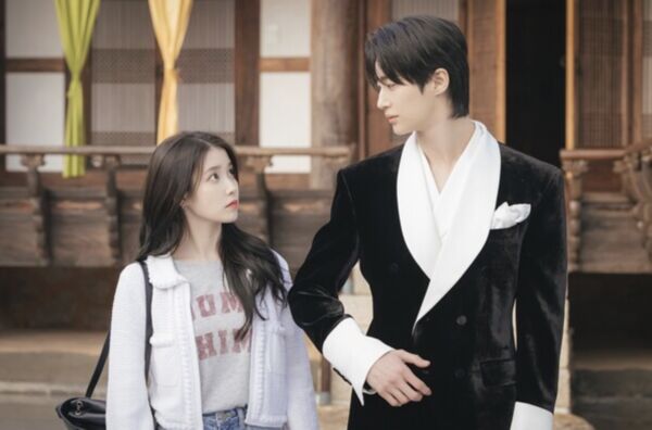 ▲IU、邊佑錫同框劇照終於在Disney+記者會上公開。（圖／翻攝自《21世紀大君夫人》）