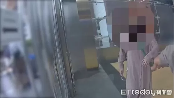 ▲南港警方逮捕車手彭女和收水成員楊男。（圖／記者張君豪翻攝）