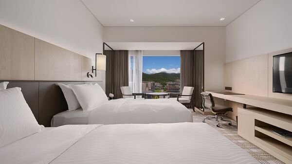 ▲台北萬豪酒店豪華客房,INGE&rsquo;S Bar & Grill豪華海陸餐。（圖／業者提供）