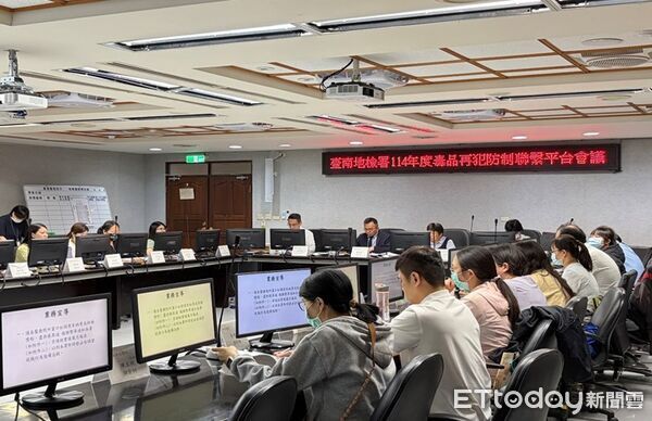 ▲台南地檢署召開毒品再犯防制聯繫平台會議，鍾和憲檢察長主持並與醫療、社政單位代表合影。（記者林東良翻攝，下同）