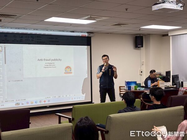 ▲屏東警分局到屏東大學外語反詐宣導。（圖／記者陳崑福翻攝）