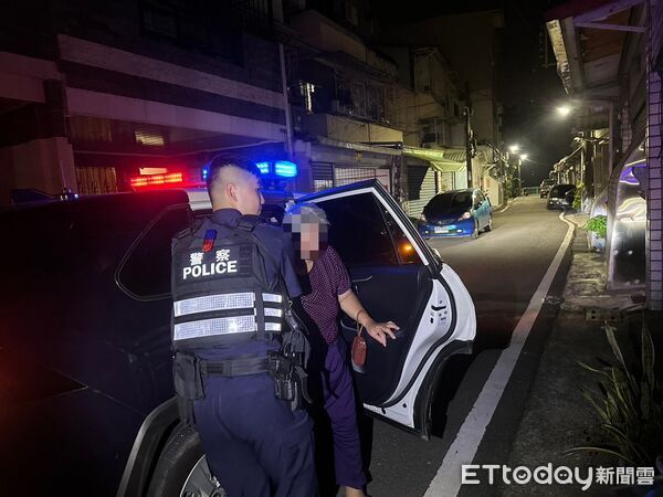 ▲屏東警分局員警載阿嬤返家。（圖／記者陳崑福翻攝）