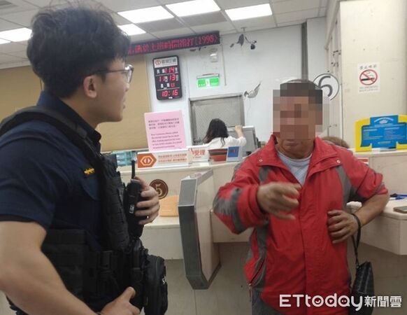 ▲經員警經耐心詢問與說明詐騙集團常用手法，讓簡男恍然大悟打消匯款。（圖／大溪警分局提供）