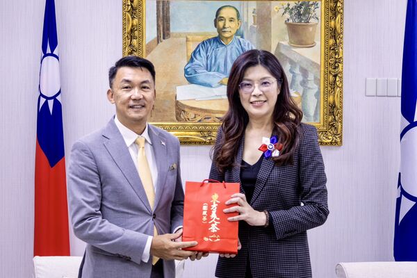 ▲鄭麗文13日曝與日本台灣交流協會代表（日本駐台代表）片山和之會談。（圖／翻攝自Facebook／鄭麗文）