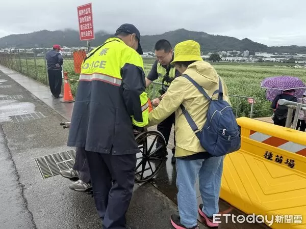 ▲台中警察助行動不便長者推輪椅賞新社花海。（圖／記者李陳信得翻攝，下同）