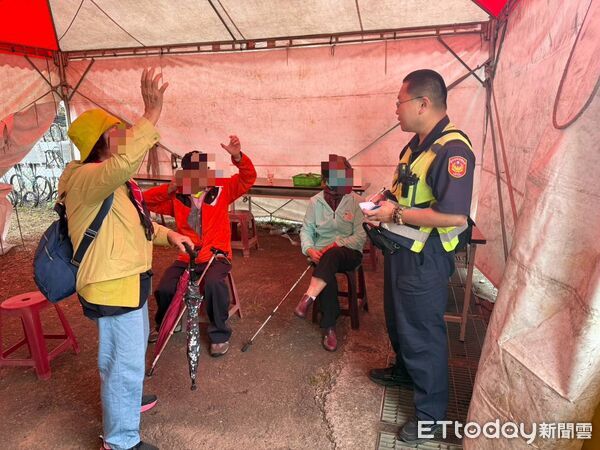 ▲台中警察助行動不便長者推輪椅賞新社花海。（圖／記者李陳信得翻攝，下同）