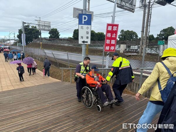 ▲台中警察助行動不便長者推輪椅賞新社花海。（圖／記者李陳信得翻攝，下同）