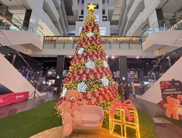 ▲台茂購物中心以「粉萌貝兒夢幻聖誕」為主題，打造粉紅浪漫氛圍的聖誕樂園，即日起閃耀至2026年1月4日             。（圖／業者提供）